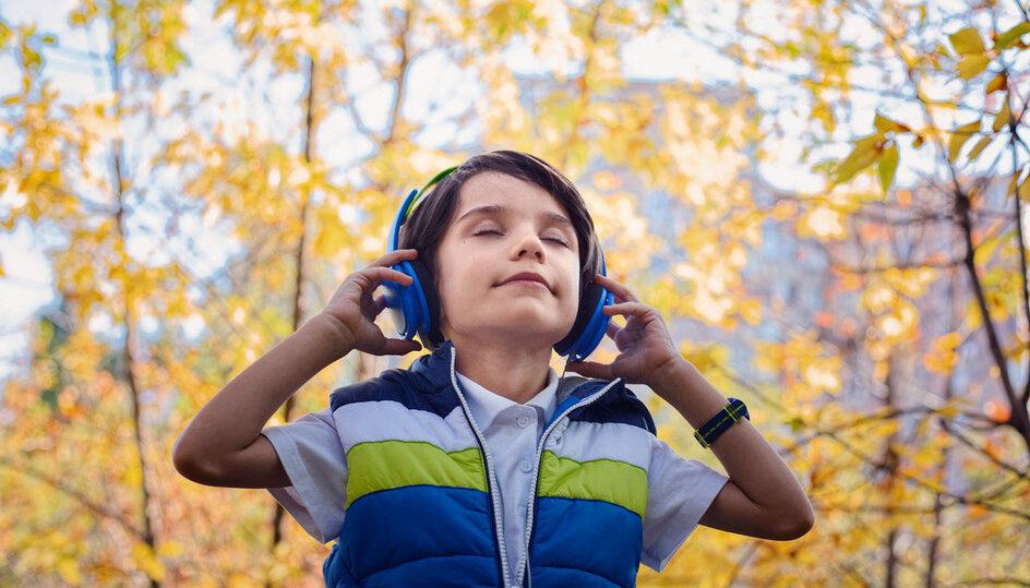 Skvělé příběhy, legrace i napětí. 7 audioknih pro velké i malé školáky