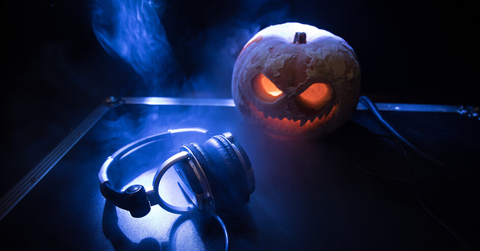 King, Bradbury, Karika.  Dotvořte si halloweenskou atmosféru poslechem napínavých audioknih se slevou až 50 %