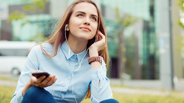 Šarlatán, Stopařův průvodce a Mengeleho děvče. 5 audioknih, které teď stahujete nejvíc