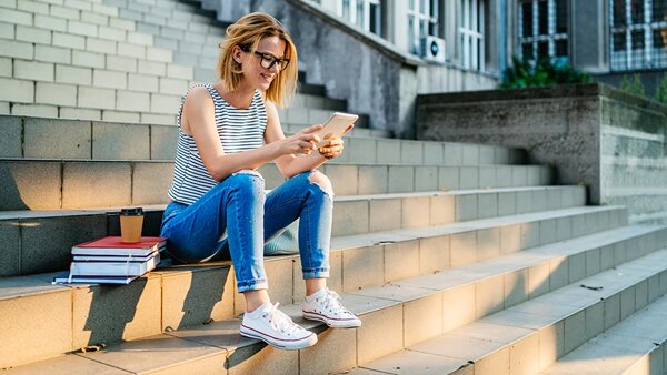 Zaklínač, Ghostwriter i nová Třeštíková. 5 nejstahovanějších e-knih roku 2020