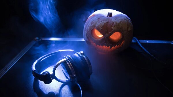 King, Bradbury, Karika.  Dotvořte si halloweenskou atmosféru poslechem napínavých audioknih se slevou až 50 %