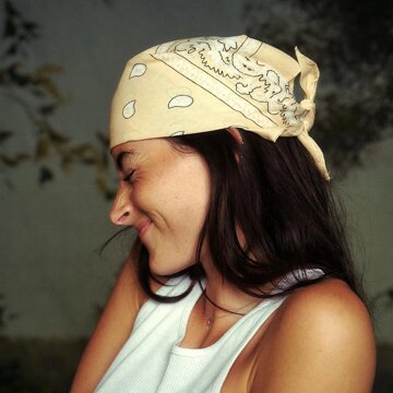 Obálka uvítací melodie Lean In, Kiss Me